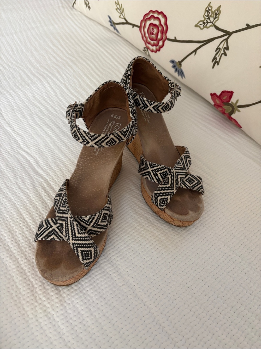 TOMS Black and White Geometric Espadrille Wedges 4” heel. Sz 9.5